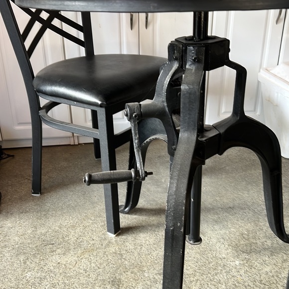 Table and two chairs - Picture 2 of 5